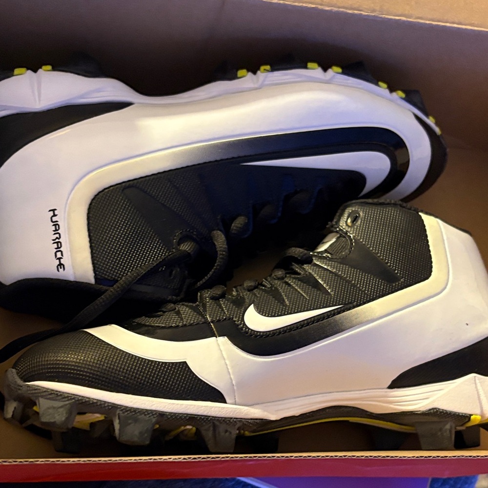 Nike Huarache Black and White Sports Cleats 4Y NWT